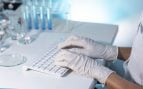 Una científica trabaja en el ordenador de su laboratorio. Foto: Freepik