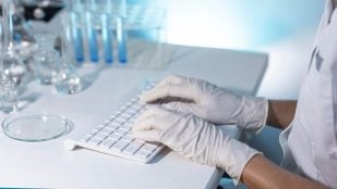 Una científica trabaja en el ordenador de su laboratorio. Foto: Freepik
