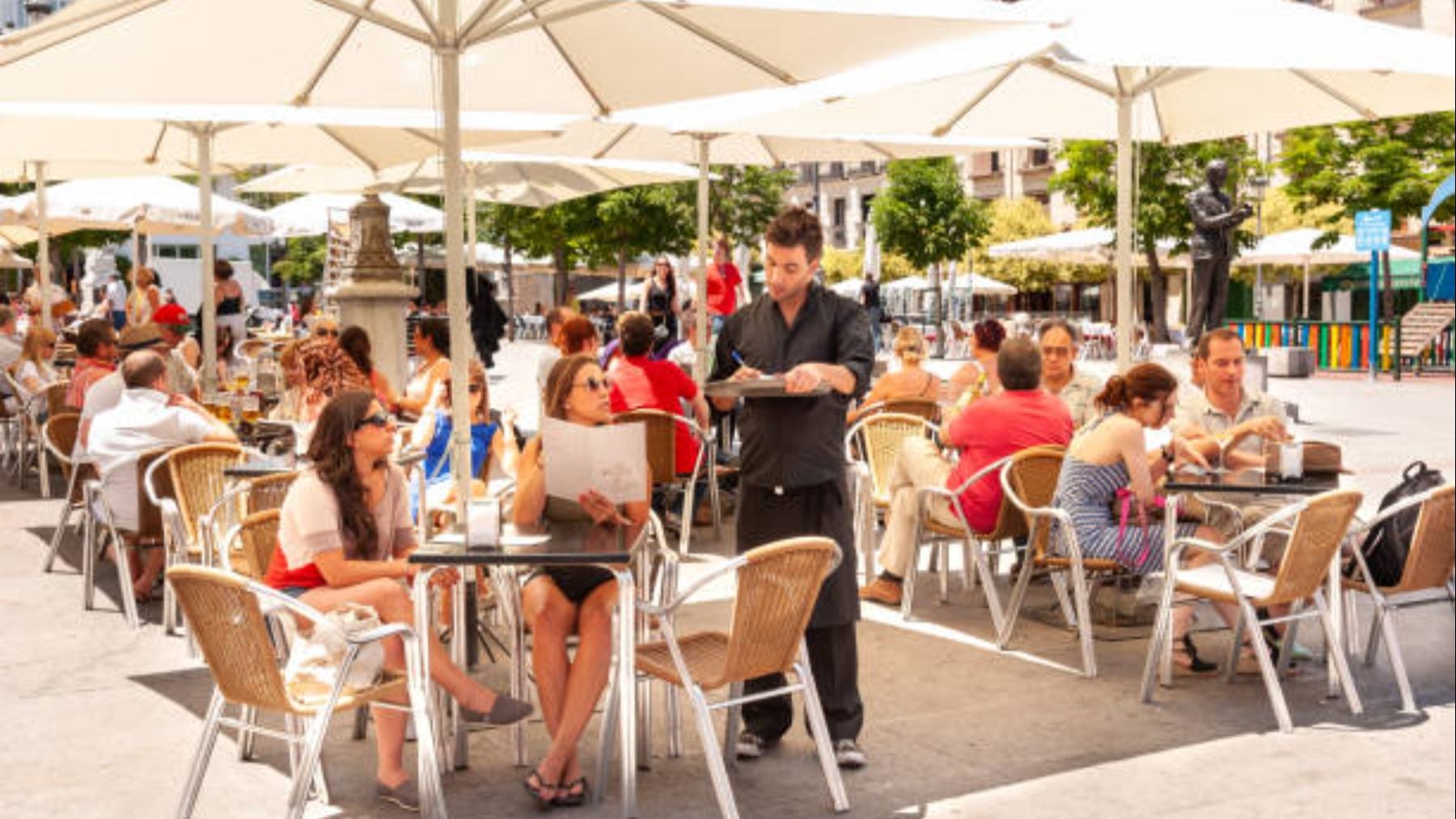 La nueva normativa que pone en riesgo a miles de bares y restaurantes de España este verano 2026: multas de hasta 50.000 euros