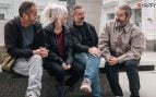 Carles Porta junto a los hermanos protagonistas de Abandonados, la serie documental de Disney + (Disney+)