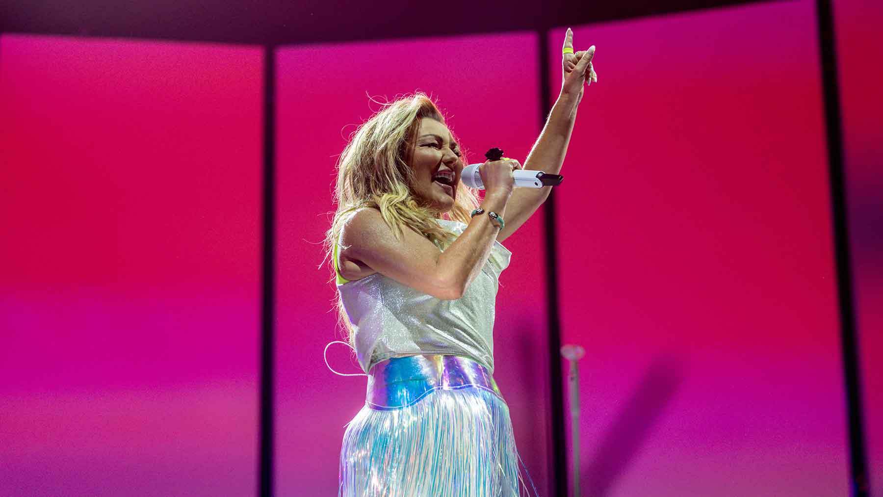 El fallo que ha dejado atrapada a Amaia Montero bajo el escenario durante varios minutos: Mierda