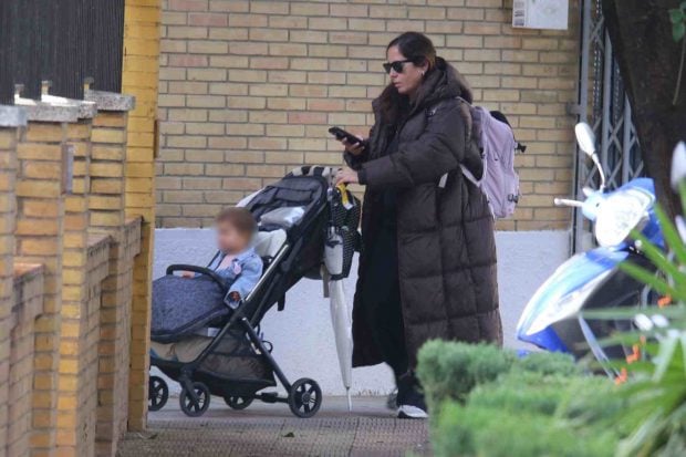 Anabel Pantoja a las puertas de la casa de su madre Merchi junto a la peque&ntilde;a Alma. (Foto: Europa Press)