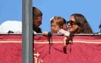 David Rodríguez y Anabel Pantoja junto a la pequeña Alma en Sevilla. (Foto: Europa Press)