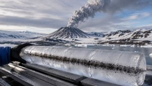 Encuentran cenizas de volcán a 5.000 kilómetros, cenizas de volcán en Groenlandia, núcleo de hielo con ceniza volcánica, geólogos descubren erupción volcánica en Groenlandia.