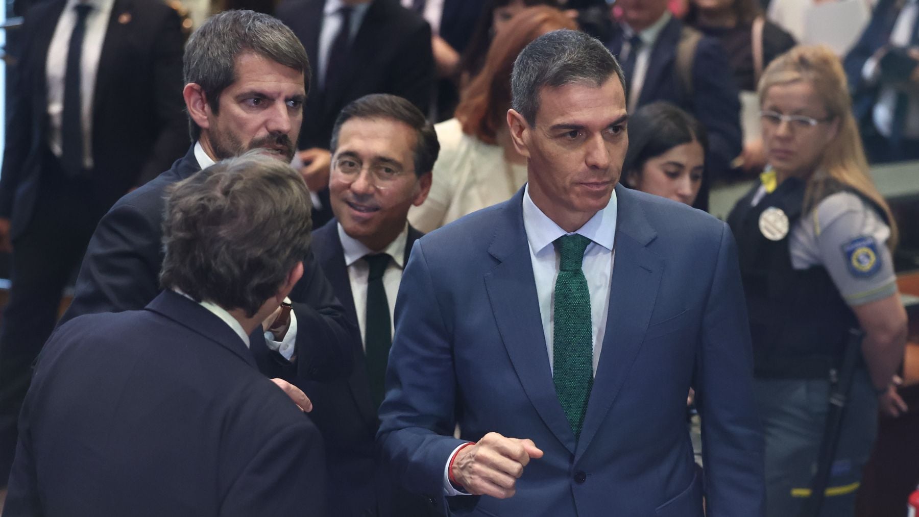 Sánchez, asediado por la corrupción del PSOE y Zapatero, dice que el Gobierno es referente de inspiración