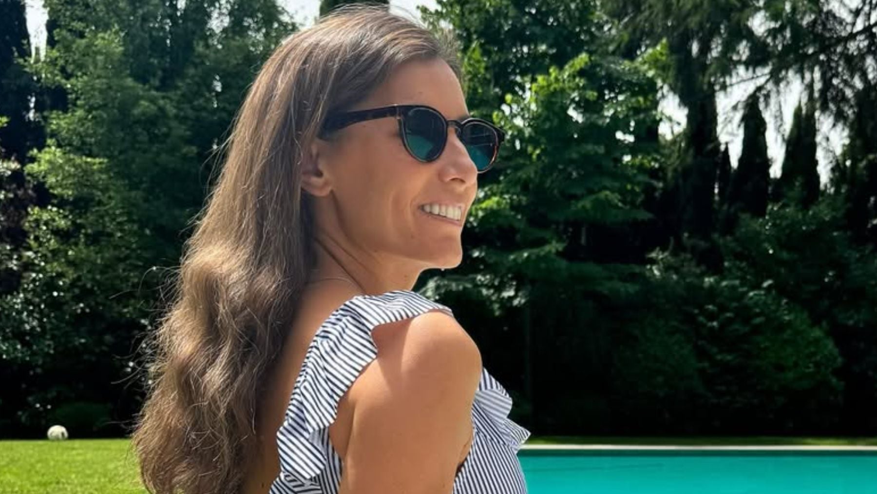 Ana Boyer fija su residencia en Villa Meona tras dar a luz y presume de verano eterno