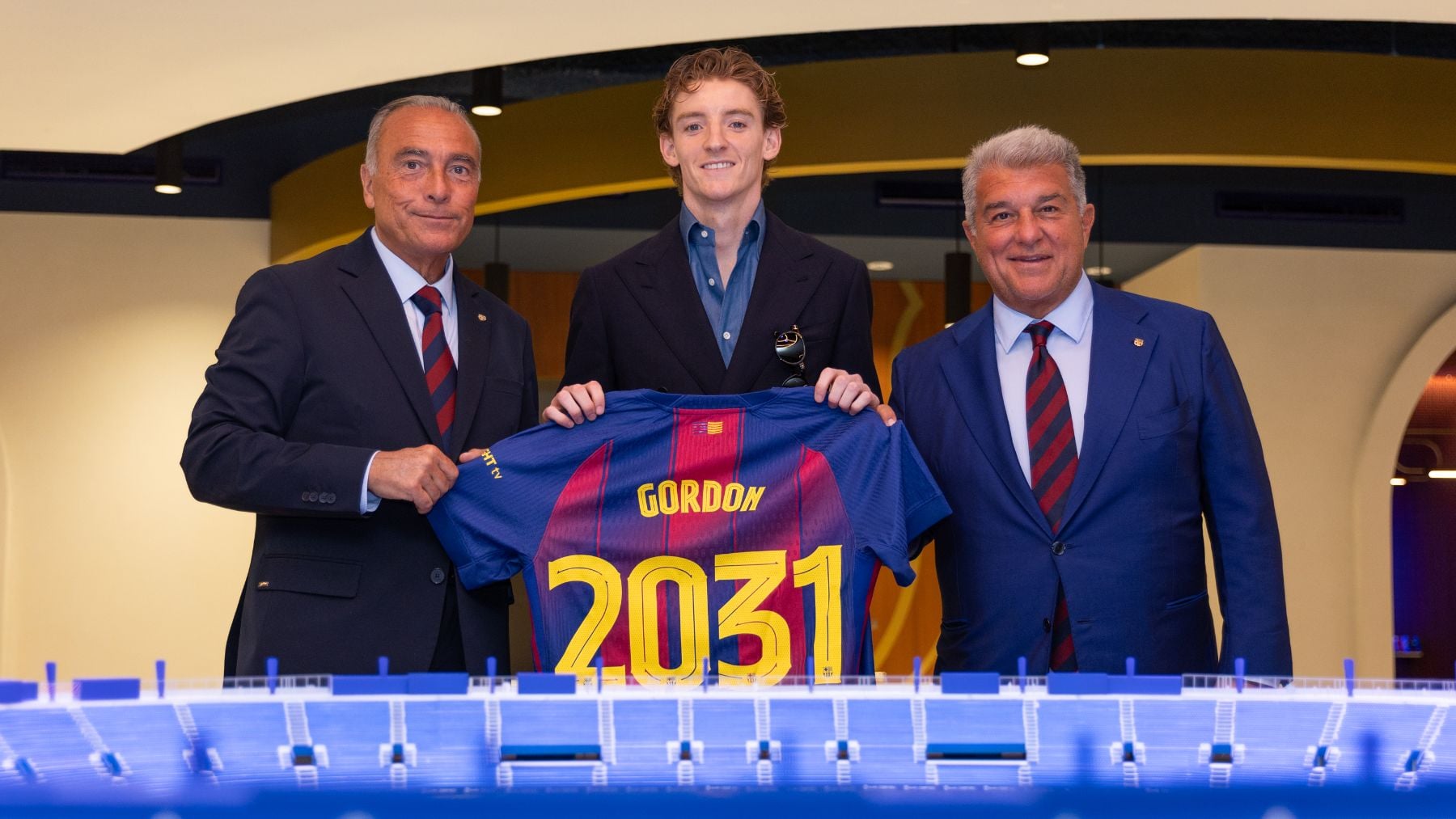 Gordon firma con el Barcelona. (FC Barcelona)