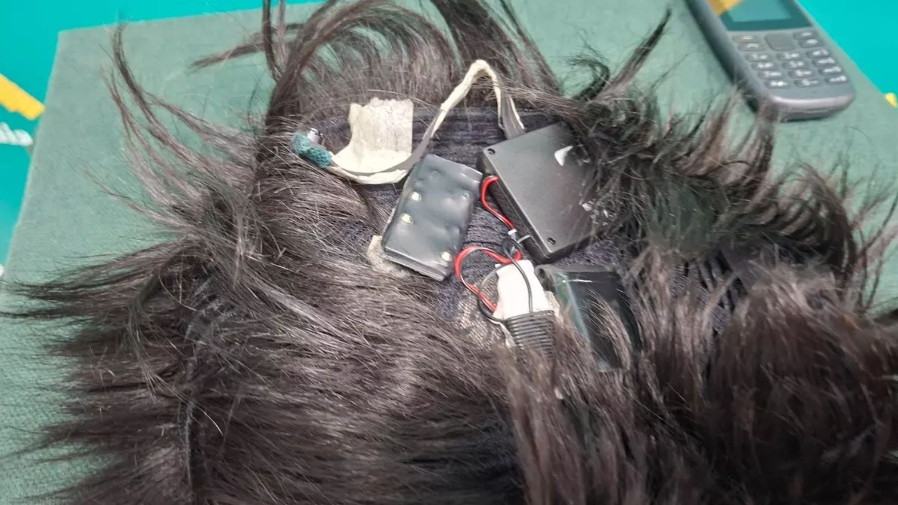 La última trampa para aprobar los exámenes del carnet de conducir: cámaras ocultas en pelucas