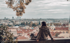 Una mujer viaja sin compañía-pixabay