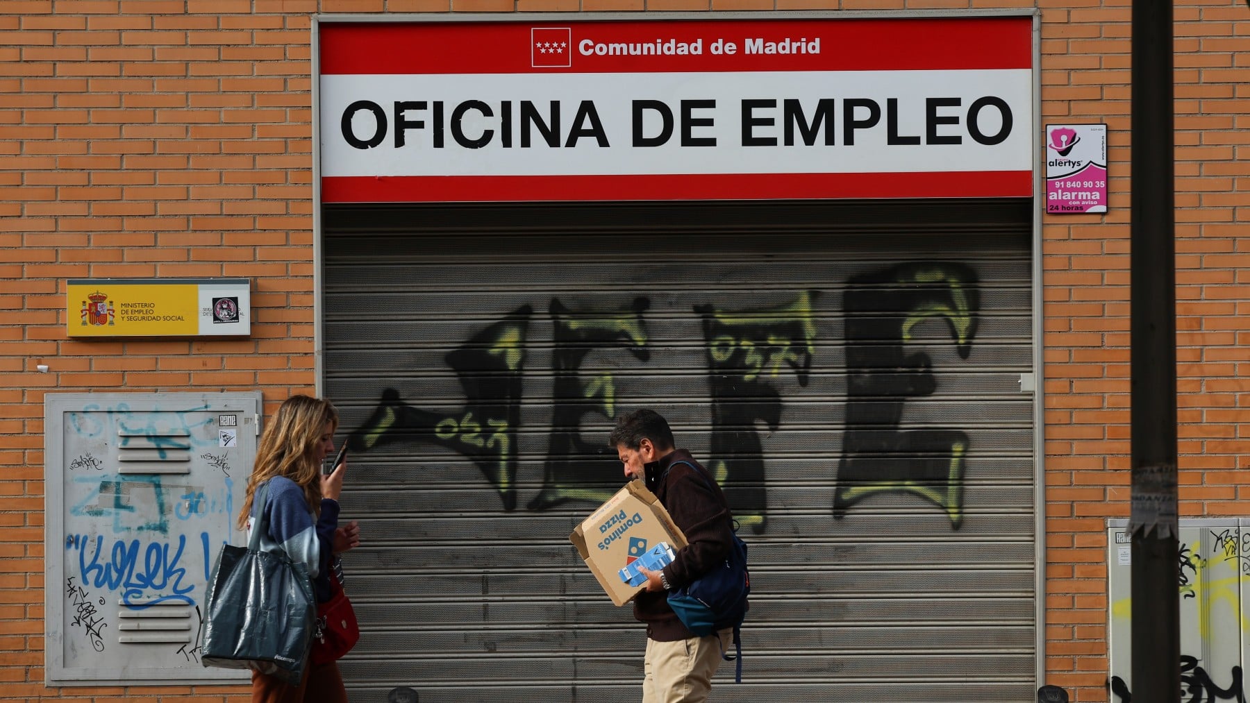 La regularización masiva de Sánchez destapa la dependencia en sectores clave de la economía sumergida
