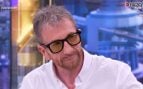 Pablo Motos con las gafas de Marcos Llorente en el plató de El Hormiguero (Atresmedia).