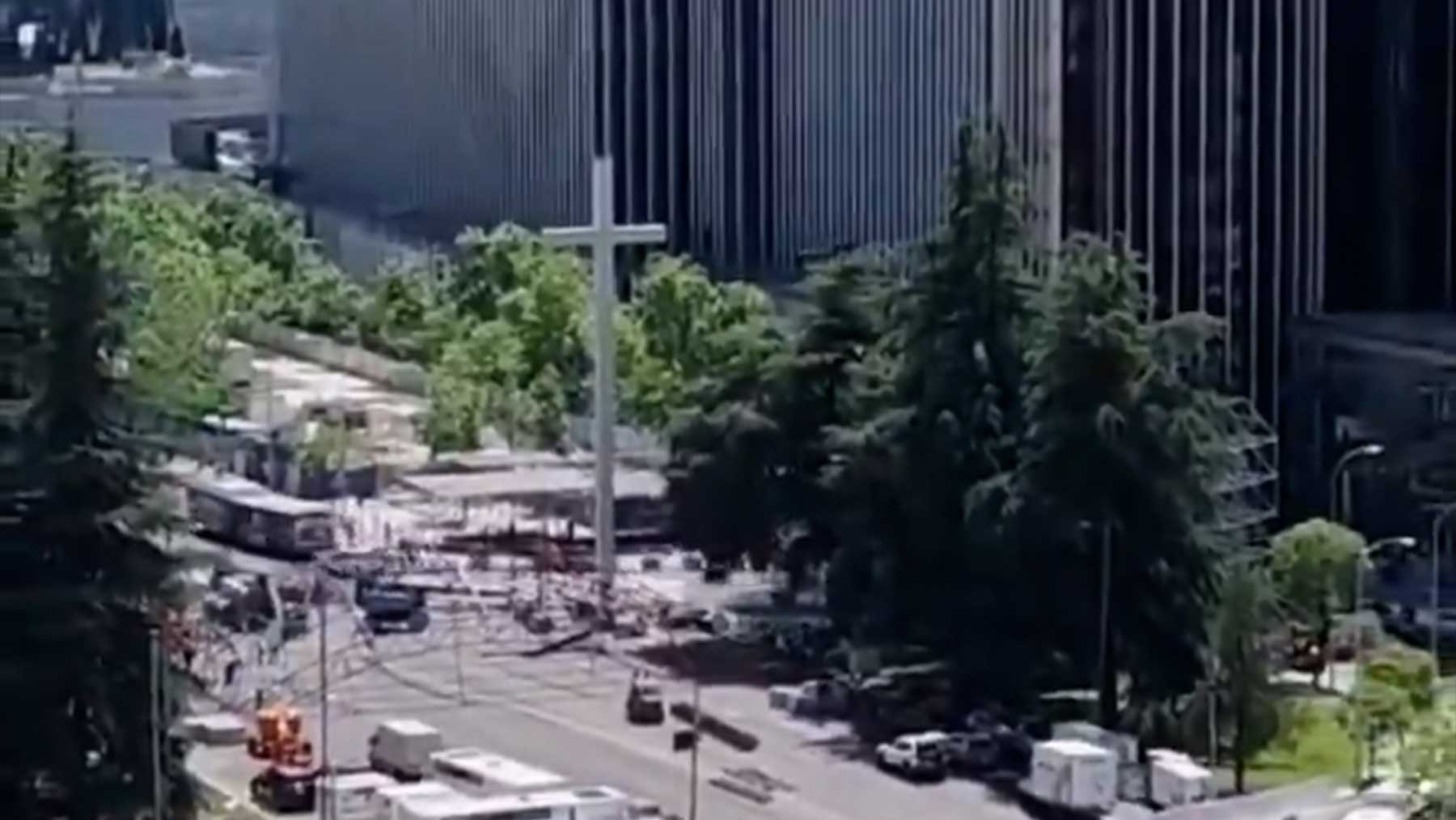 Madrid empieza a cambiar su fisonomía para recibir al Papa: una gran cruz preside plaza de Lima junto al Bernabéu