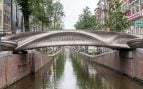 MX3D imprimió un puente de acero inoxidable totalmente funcional para cruzar uno de los canales más antiguos y famosos del centro de Ámsterdam, Países Bajos. Foto: MX3D