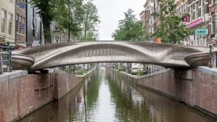 MX3D imprimió un puente de acero inoxidable totalmente funcional para cruzar uno de los canales más antiguos y famosos del centro de Ámsterdam, Países Bajos. Foto: MX3D