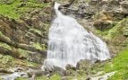 Sendero lleno de cascadas
