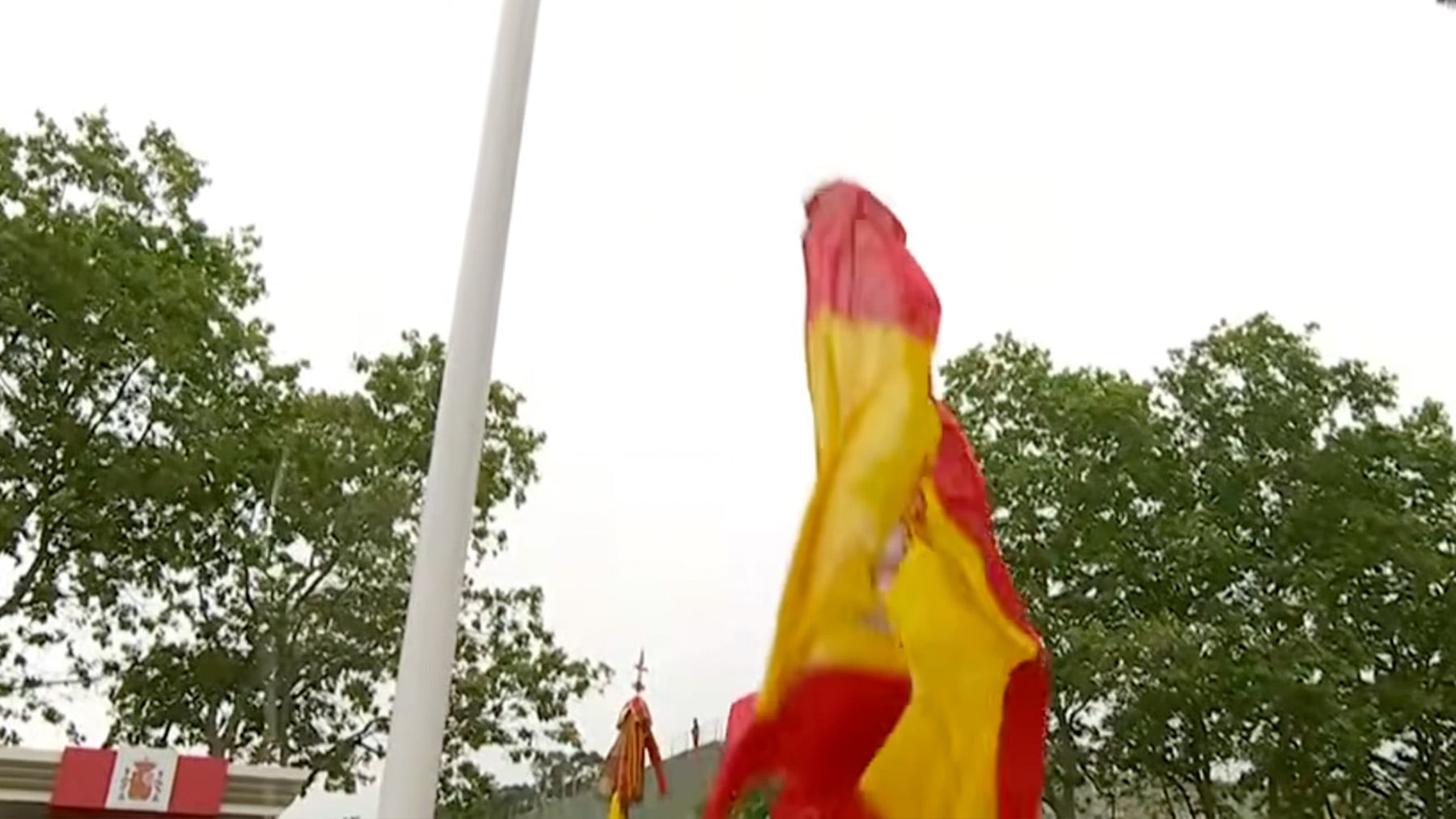 La bandera de España se cae del mástil durante su izado en el desfile del Día de las Fuerzas Armadas