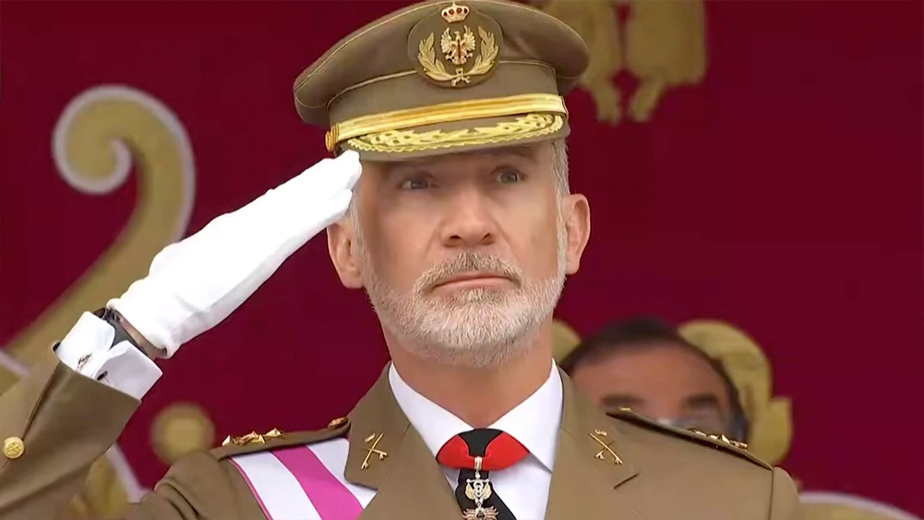El Rey toma la iniciativa tras la caída de la bandera y ordena colocar otra al pie del mástil saltándose el protocolo