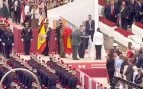 La bandera de España se cae del mástil durante su izado en el desfile del Día de las Fuerzas Armadas