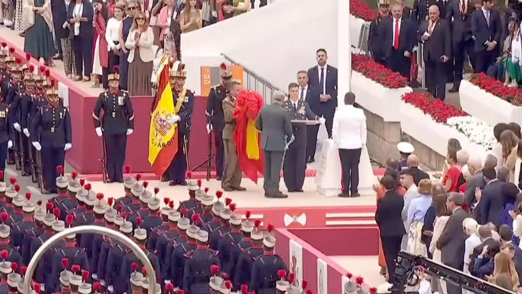 La bandera de España se cae del mástil durante su izado en el desfile del Día de las Fuerzas Armadas