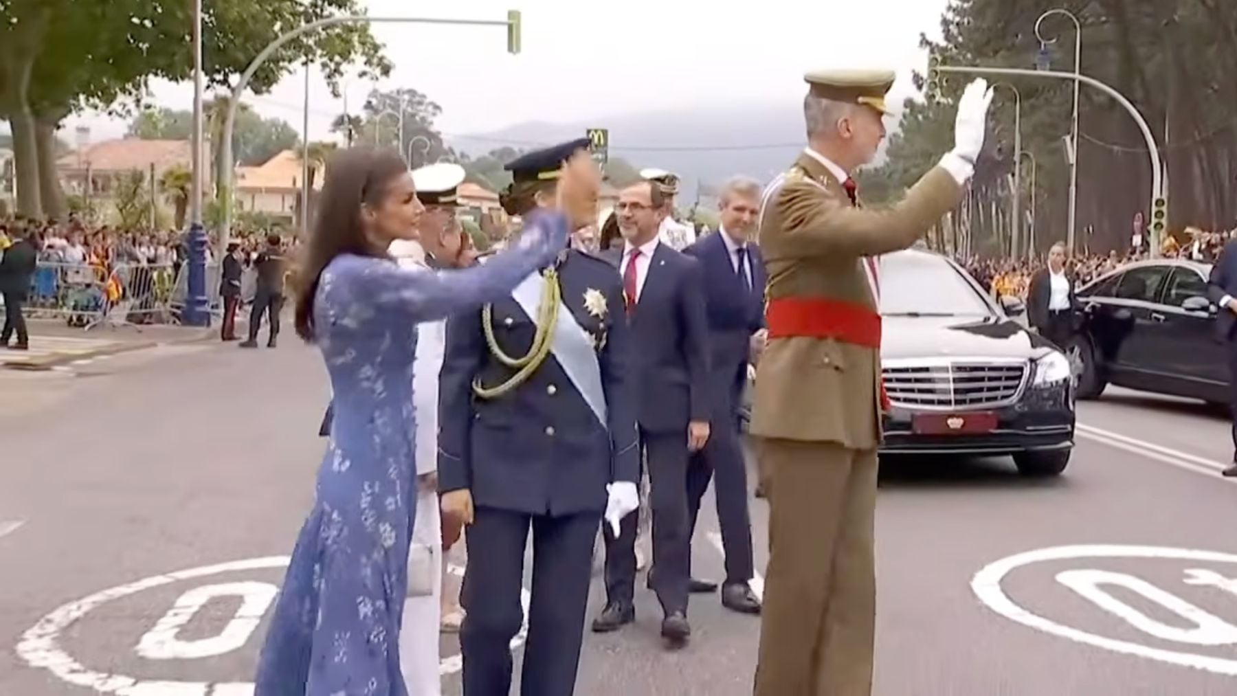 Los Reyes recibidos con vivas en el primer Día de las Fuerzas Armadas de la princesa Leonor