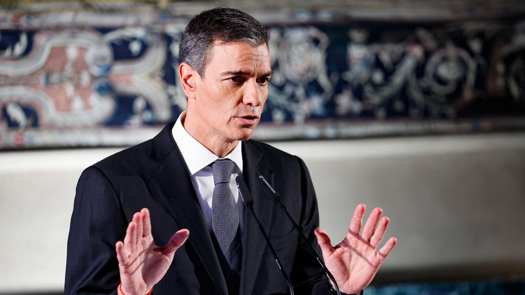 Sánchez se bunkeriza tras los últimos escándalos por corrupción y no acude al Día de las Fuerzas Armadas con los Reyes