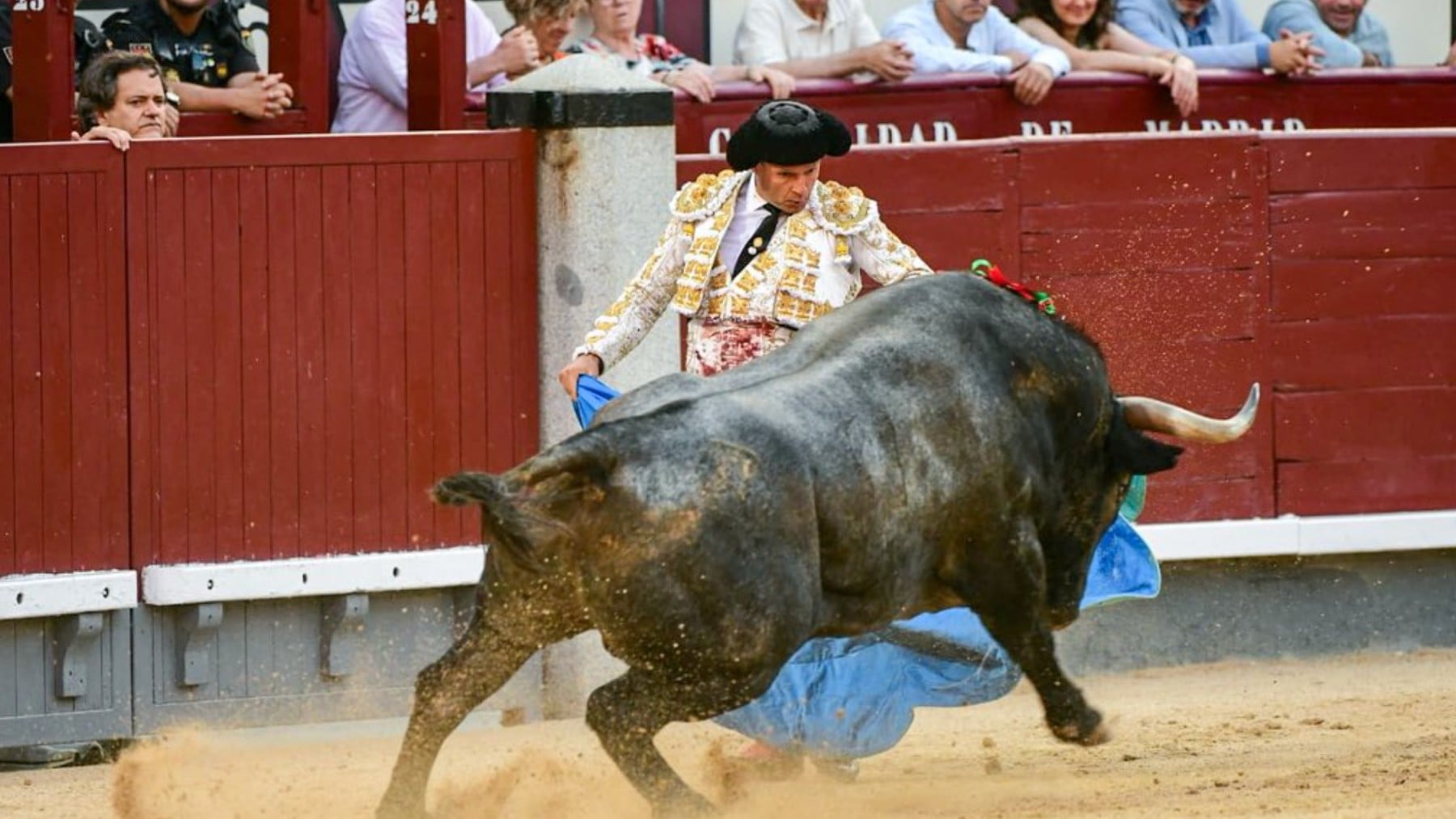 Ferrera abre la Puerta Grande en Las Ventas con dos faenas de mérito y Ureña sufre una aparatosa cogida