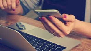 La empresa que vendía la tecnología con la que el móvil nos escucha acaba de admitir que era mentira: la explicación real es más inquietante