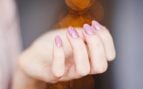Las uñas que triunfan en junio entre las mujeres de 60: la tendencia old money y japonesa que devuelve la elegancia a las manos