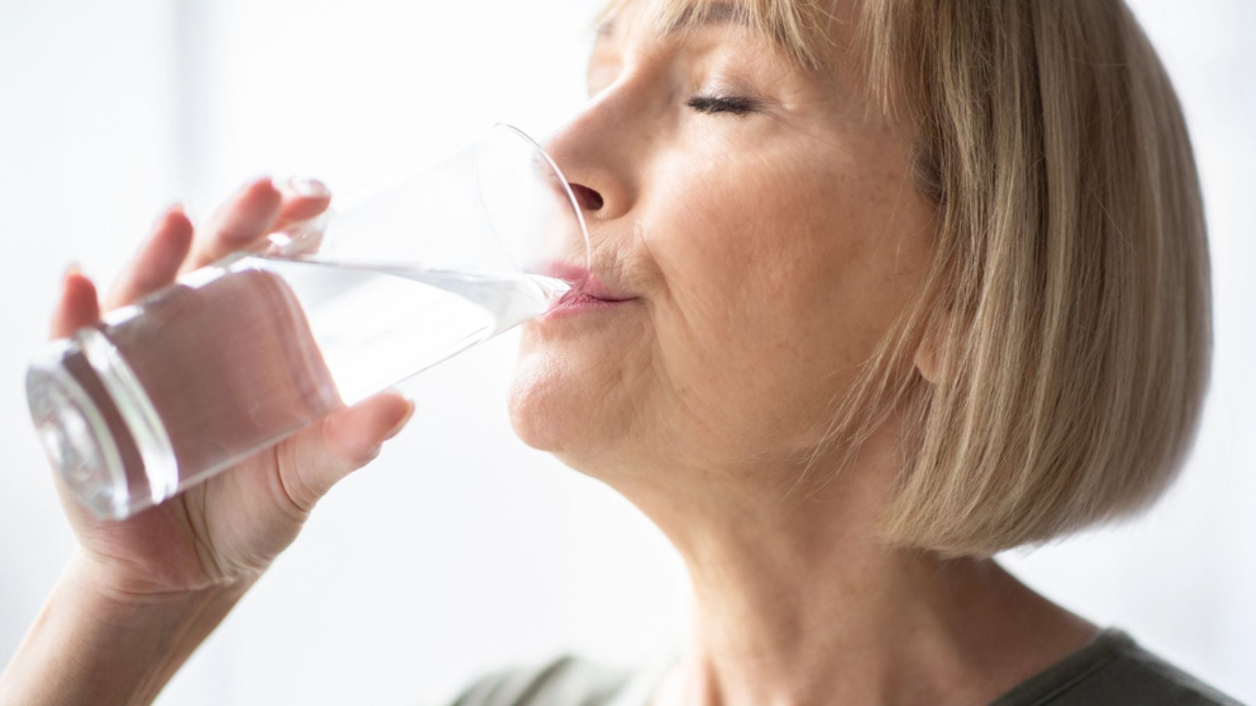 ¿Cuánta agua necesitan realmente los mayores durante una ola de calor?