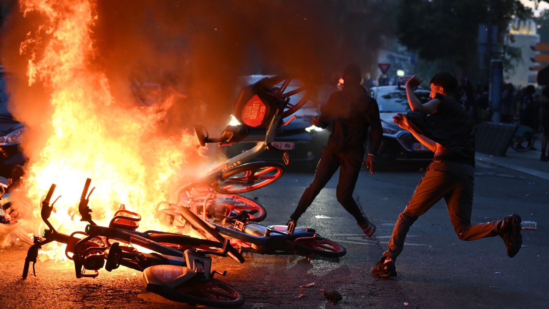 Casi 900 detenidos y 178 policías heridos tras las celebraciones por la victoria del PSG en Champions