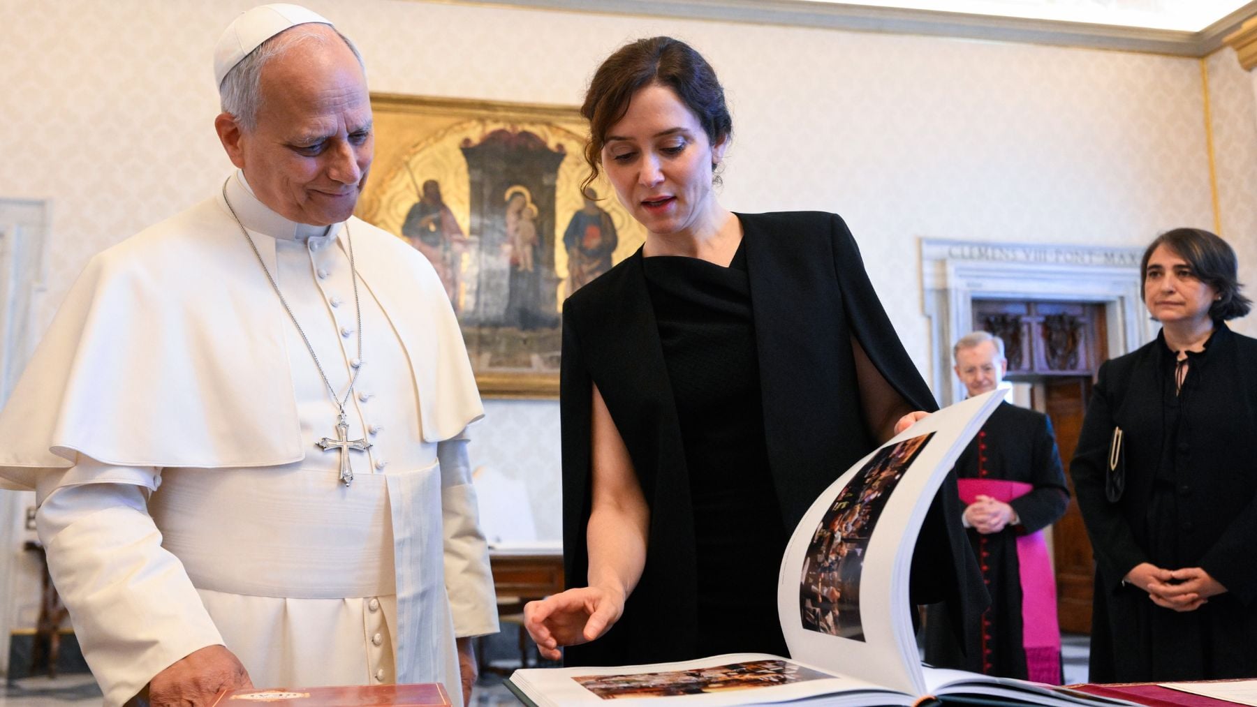 Ayuso visita al Papa en el Vaticano antes de su llegada a Madrid y confía en que se lleve un mensaje de unidad