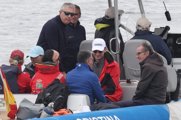 El rey Juan Carlos sentado en el primer asiento del barco. Detr&aacute;s se encuentran la infanta Elena, su hija Victoria Federica y el novio &eacute;sta en el Puerto de Sanxenxo
