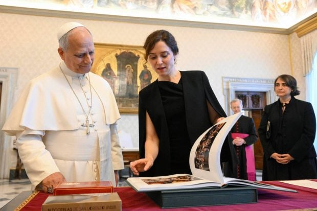 Isabel D&iacute;az Ayuso con el papa Le&oacute;n XIV en el Vaticano. (Foto: Europa Press)
