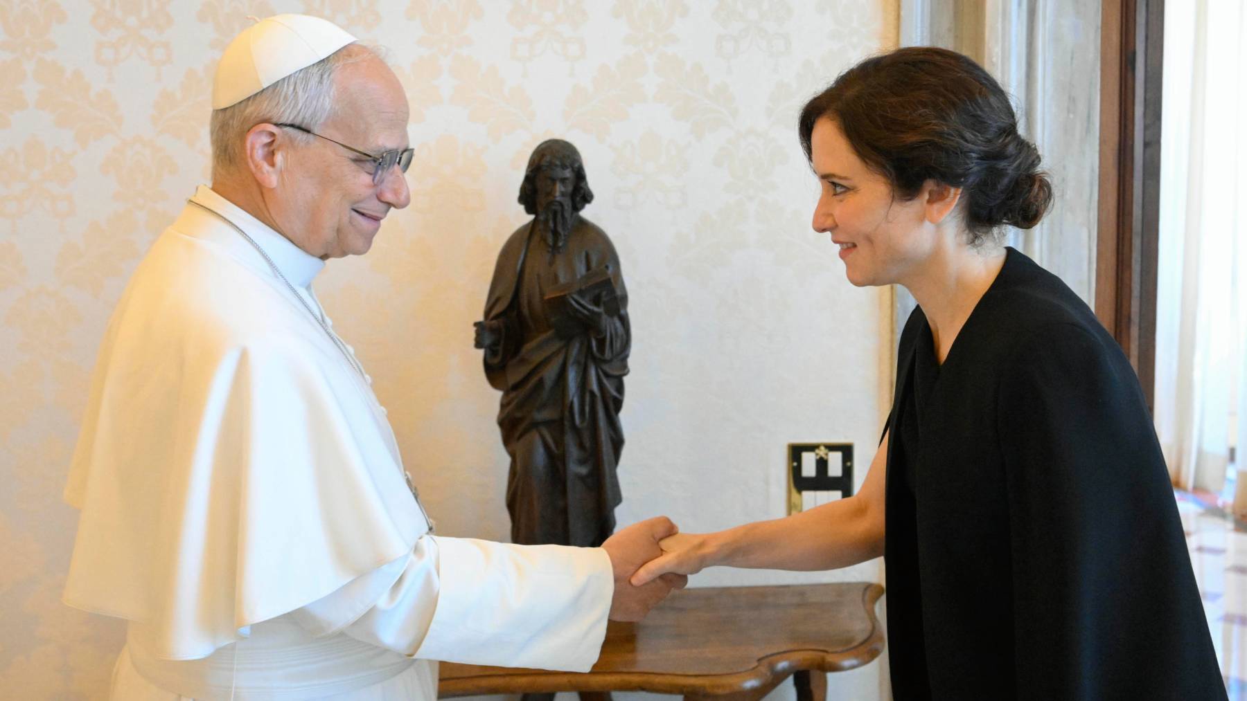 Isabel Díaz Ayuso con el papa León XIV en el Vaticano. (Foto: Europa Press)