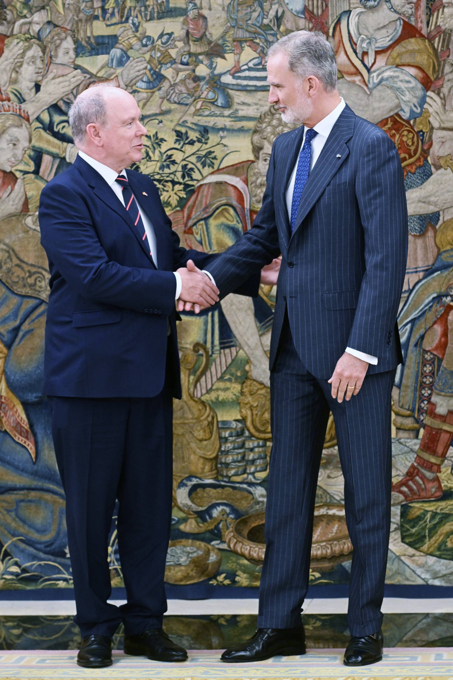 Alberto II de M&oacute;naco y el Rey Felipe VI durante el encuentro en el Palacio de La Zarzuela. (Foto: Europa Press)