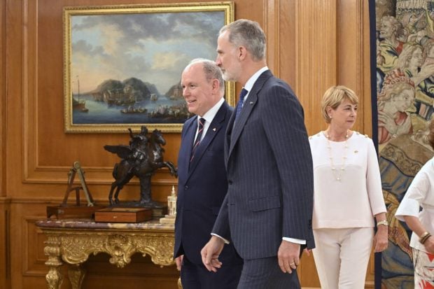 Alberto II de M&oacute;naco y el Rey Felipe VI durante el encuentro en el Palacio de La Zarzuela. (Foto: Europa Press)