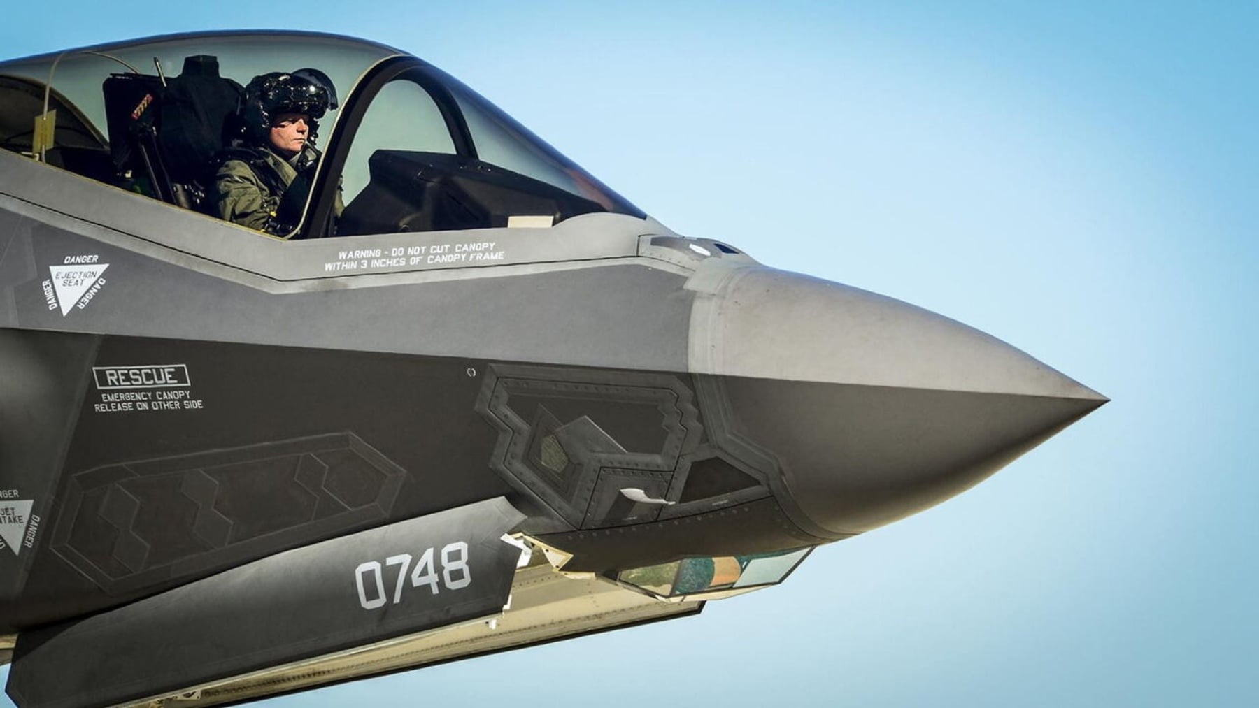 El casco de 400.000 euros que permite a los pilotos del F-35 ver a través del avión