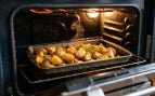 Soy cocinero y consigo que las patatas asadas queden más crujientes añadiendo un ingrediente sencillo a la bandeja antes de cocinarlas