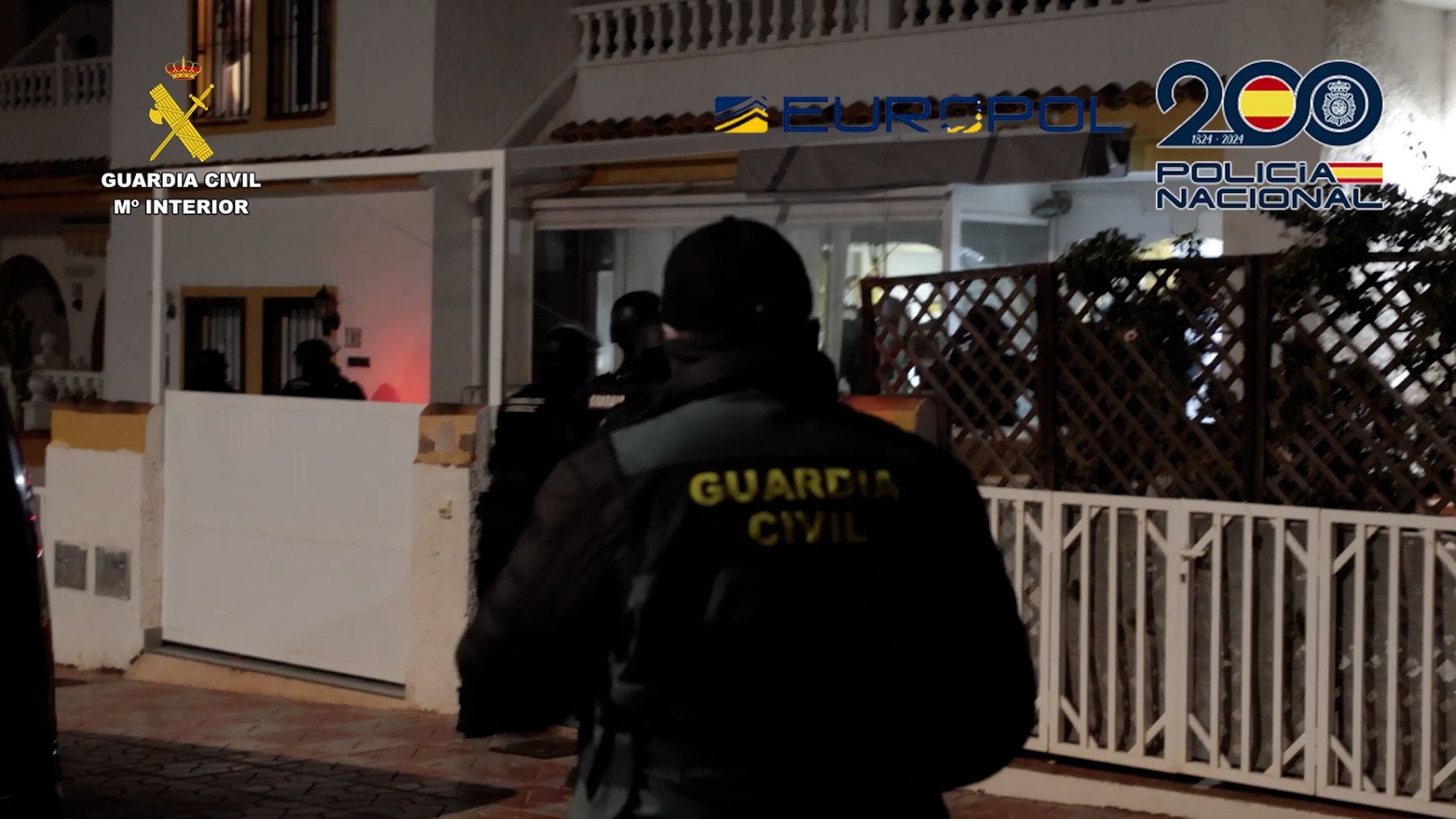 Agentes de la Guardia Civil en uno de los registros domiciliarios.