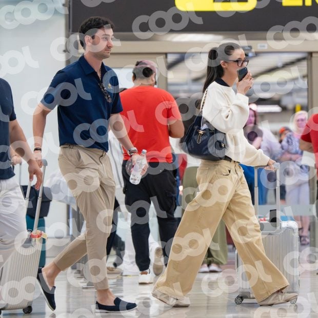 Jorge Navalpotro y Victoria Federica en el aeropuerto