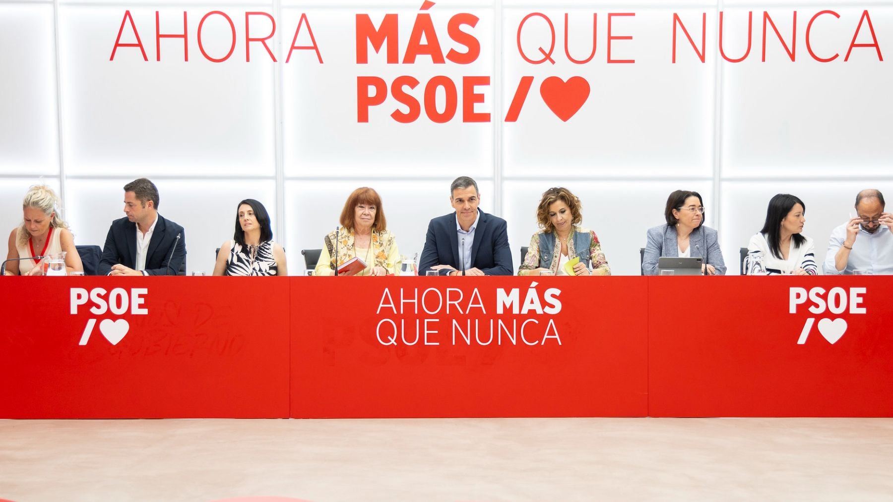 El PSOE eleva el tono contra los casos que le acechan: Quieren que salgamos con el carné y las manos arribas