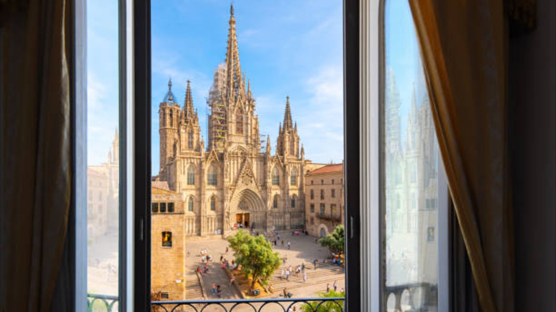 La catedral de Barcelona con 21 campanas y 250 gárgolas que encarnan a los malos espíritus y va a visitar el Papa León XIV