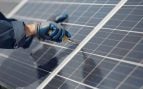 Mantenimiento a un panel solar. Foto: Freepik / @prostooleh