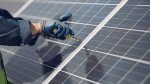 Mantenimiento a un panel solar. Foto: Freepik / @prostooleh