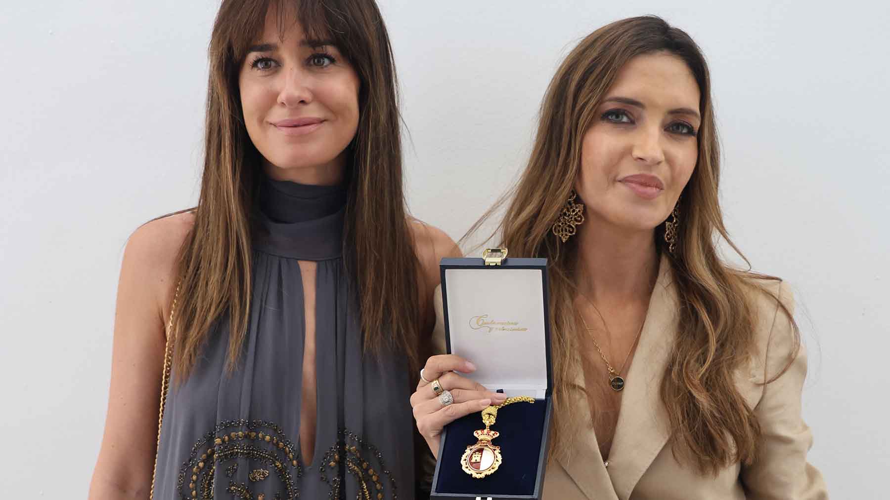 Todo sobre el look de Sara Carbonero para recibir la Medalla de Oro de Castilla-La Mancha
