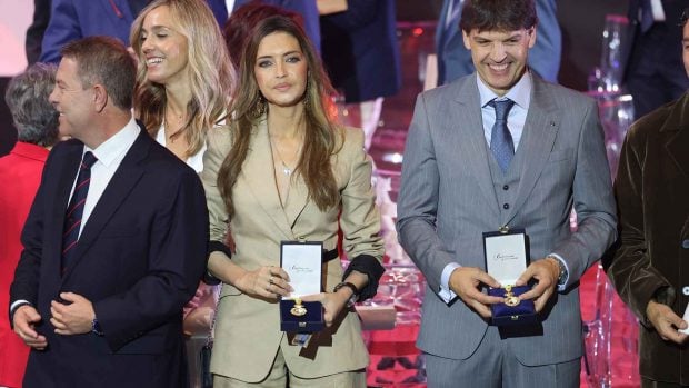 Emiliano Garc&iacute;a-Page, Sara Carbonero y Fernando Morientes durante la entrega de las Medallas de Oro de Castilla-La Mancha (Foto: Europa Press).