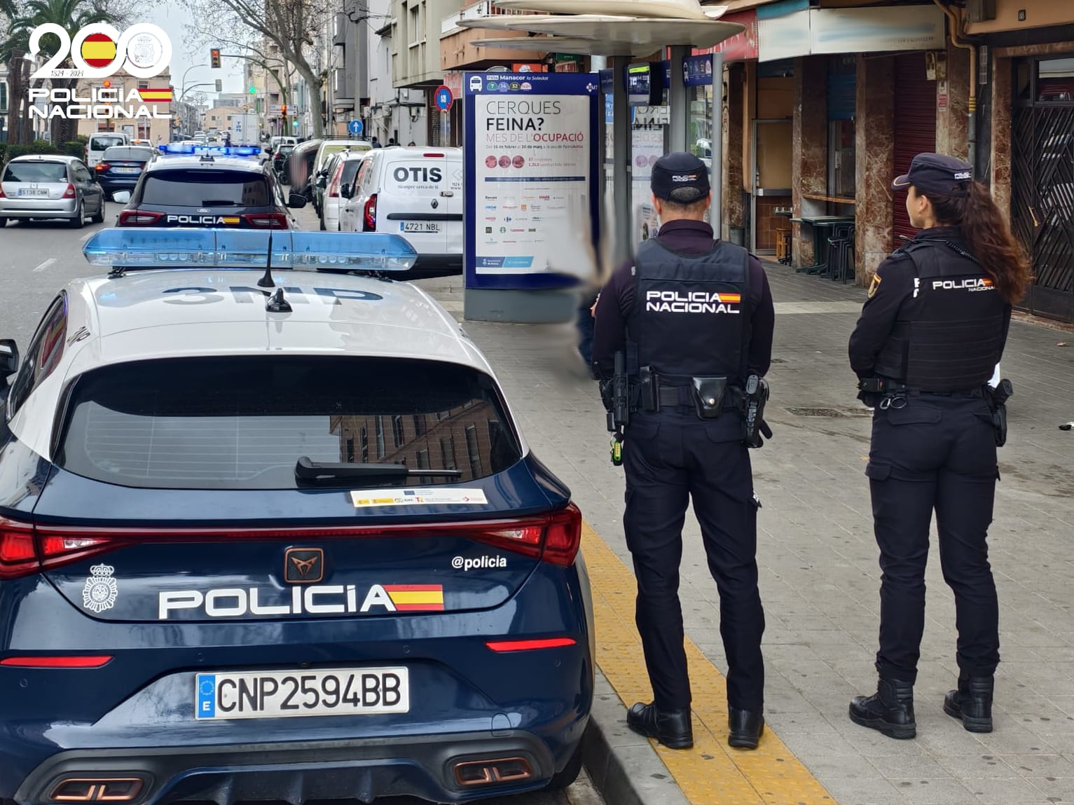 Dos agentes de la Policía Nacional durante un operativo.