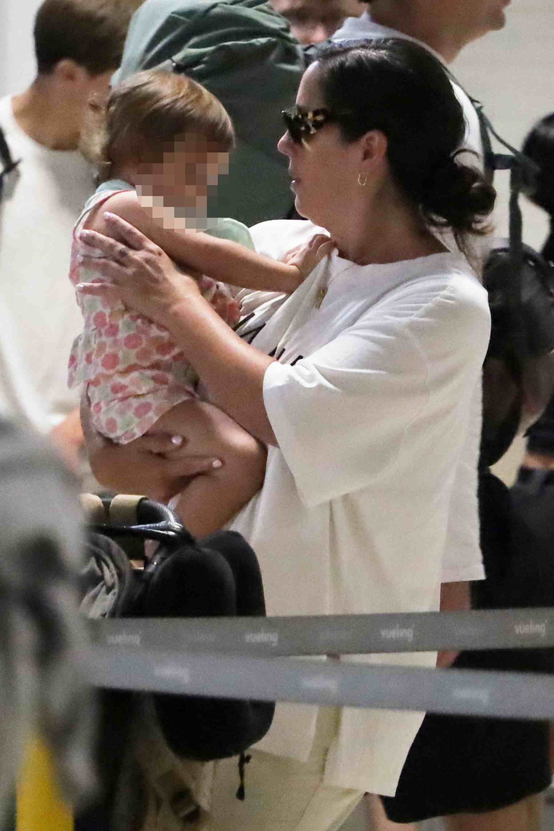 Anabel Pantoja junto a su hija en Sevilla. (Foto: Europa Press)