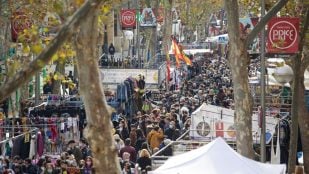 Gente paseando por el Rastro. Imagen de EuropaPress.