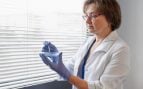 Una científica analiza una muestra en un estudio de laboratorio. Foto: Freepik